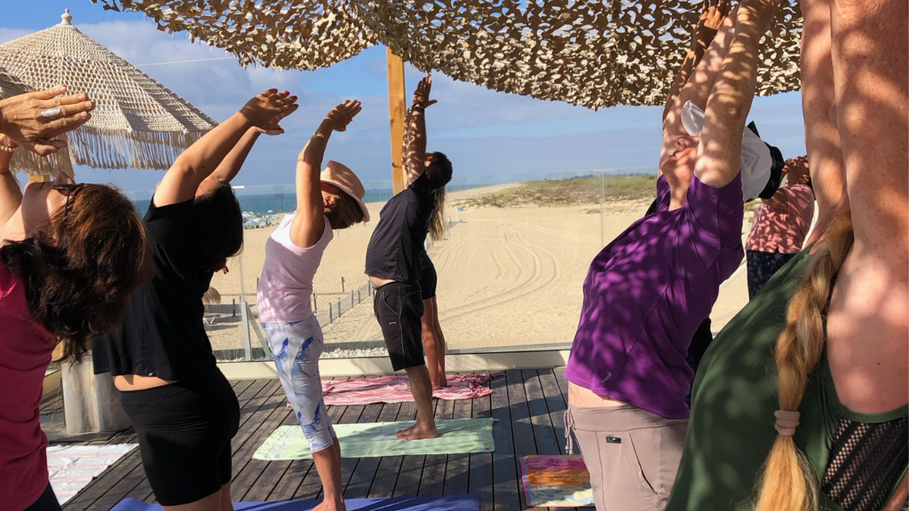 Yoga Tavira 1 Aula do Yoga Sámkhya no terraço do Xiri Beach Club, na Ilha de Tavira, durante o verão.